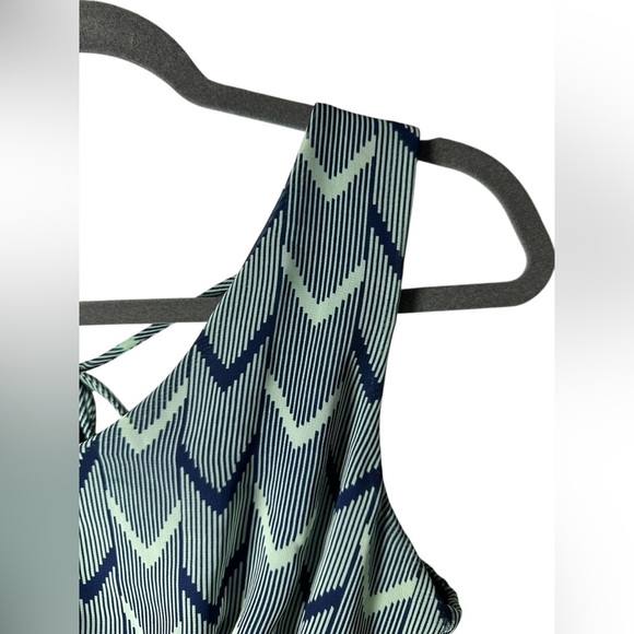 Papaya Women’s Smocked Crop Top Medium Blue Green Chevron Print Sleeveless - Picture 2 of 7